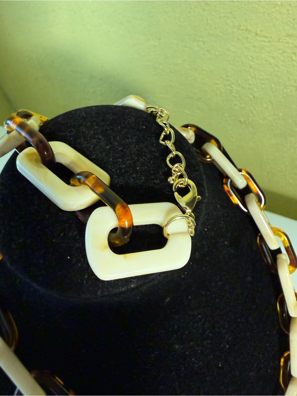 Women’s Beige and Tortoiseshell Link Bracelet and Necklace Set - Picture 8 of 9
